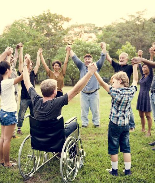 groupe de personnes différentes se tenant les mains